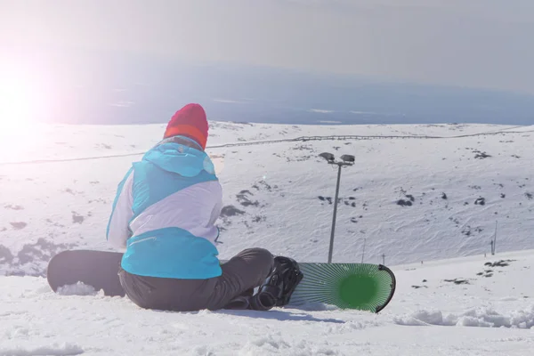 Flicka Snowboardåkare Solens Strålar Sitter Snön Kläder Utrustning Innan Går — Stockfoto