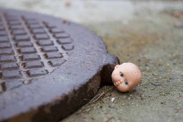 Cabeza Desgarrada Una Muñeca Infantil Yace Calle Concepto Juguetes Abandonados — Foto de Stock