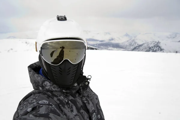 Hombre Casco Esquí Gafas Toma Una Selfie Contra Fondo Montañas — Foto de Stock