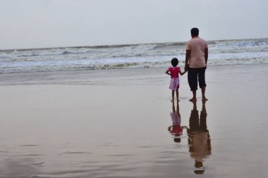 bir kaç beyaz gölge arkasında bir parkta dolaşırken .