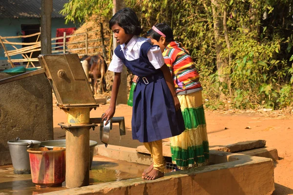 Jhargram 西のベンガル インド 2019 つの小学校の女の子は西のベンガル州の主要な学校の昼の食事を取る前に彼らの手と自分の料理を洗っています — ストック写真