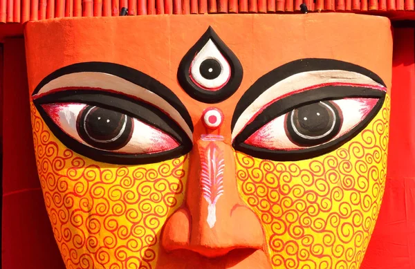 Nahaufnahme der Augen eines Idols der hinduistischen Göttin Durga. — Stockfoto