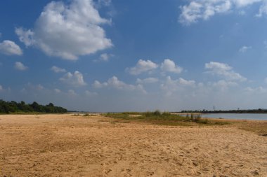 güzel nehir bankalar ile sonbahar sabahı süngerimsi bulutlarda. güzel manzara resmini oluşturma.