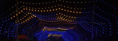 Daireler ve parlak yeterince çekici ile Bokeh ışık mavi arka plan. Parlak yuvarlak küre. Dijital illüstrasyon