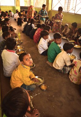 Gün yemek programı, bir Hindistan hükümetinin girişim olmak bir ilköğretim okulunda çalışan. Öğrenciler yemek alıyor.