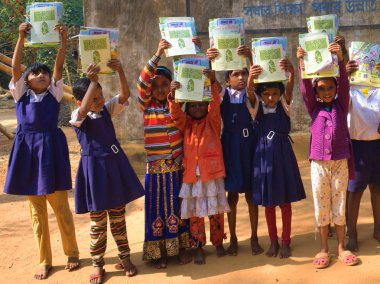 Jhargram, Batı Bengal, Hindistan - 2 Ocak 2019: Dünya kitap günü kutlanan yeni kitaplarla ilköğretim okulu öğrencileri tarafından.