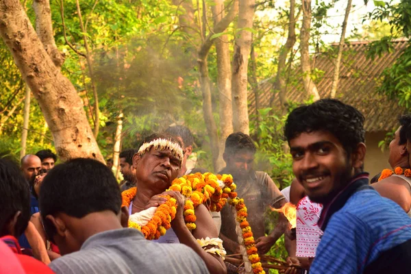 Lord Shiva ibadet için kutsal su getiren bir rahip. Köylüler sahiptir program. — Stok fotoğraf