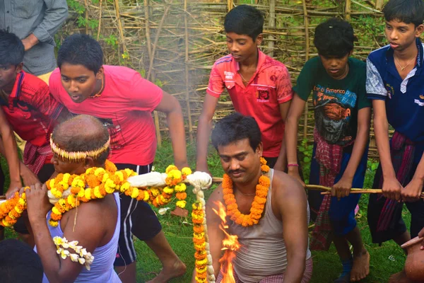 Een priester brengen het Heilige water voor de verering van Lord Shiva. de dorpelingen geniet het programma. — Stockfoto