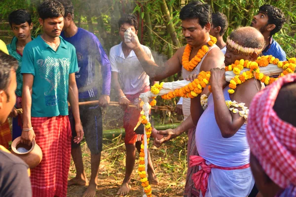 Lord Shiva ibadet için kutsal su getiren bir rahip. Köylüler sahiptir program. — Stok fotoğraf