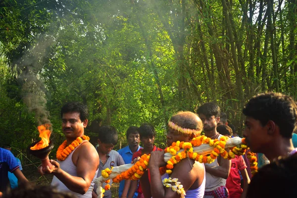 Um sacerdote trazendo a água benta para a adoração do Senhor Shiva. os aldeões desfrutam do programa . — Fotografia de Stock