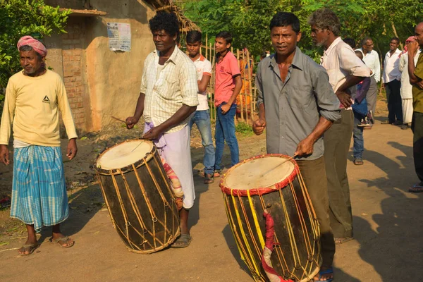 Jhargram, West-Bengalen, India - April 14, 2018: Dhaakis (drummer) uitvoeren en toeschouwers genieten van. — Stockfoto