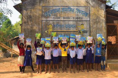 Jhargram, Batı Bengal, Hindistan - 2 Ocak 2019: Dünya kitap günü kutlanan yeni kitaplarla ilköğretim okulu öğrencileri tarafından.