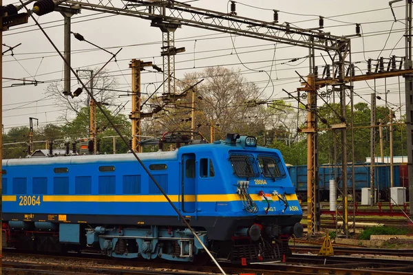 Un motor ferroviario eléctrico de color azul de Indian Railway . —  Fotos de Stock