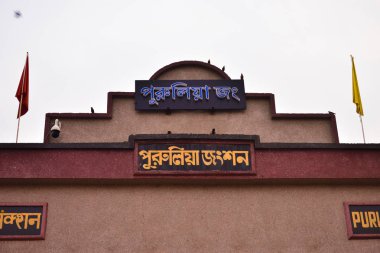 Purulia istasyonu açık. Purulia Junction Bengalce tahta üzerinde bulunmakta.