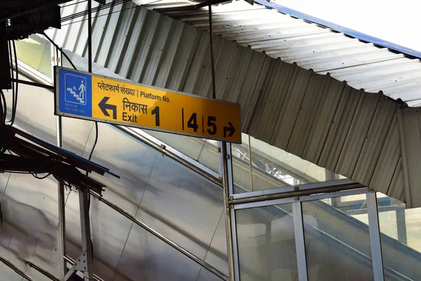 Placa de direção de saída e placa de direção de plataforma sobre uma escada de uma plataforma ferroviária . — Fotografia de Stock