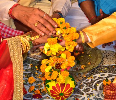 söz. yandan ver. Hint düğünü. Gelin ve damat.