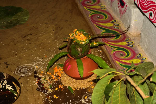 Panela de barro e folhas de manga com decoração floral — Fotografia de Stock