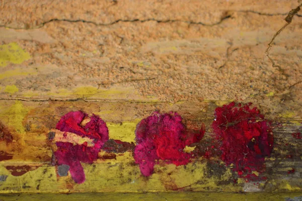 Röd färg heliga Sindur (röda färgade pulver används för dyrkan eller andra heliga gärningar) på trä textur — Stockfoto