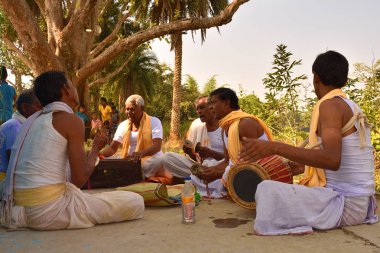 Jhargram, Batı Bengal, Hindistan - Hare Krishna grup tezahüratları da kirtan denilen bir köyde performans oldu. Kirtan , grup kirtan bir grup tarafından