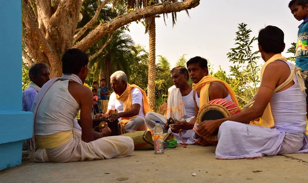 Jhargram, West-Bengalen, India-Hare Krishna groep Chants ook wel Kirtan was het optreden in een dorp. Kirtan, Group Kirtan door een groep — Stockfoto