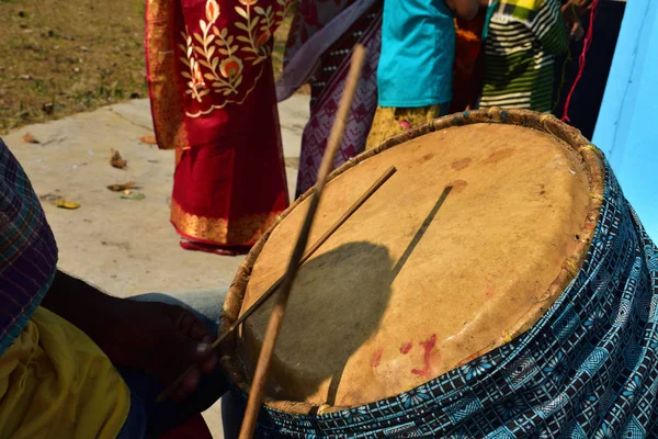 インドの西ベンガルの村で、ある孤立したダック(ドラム)がプジャで誰かによって演奏されていた. — ストック写真