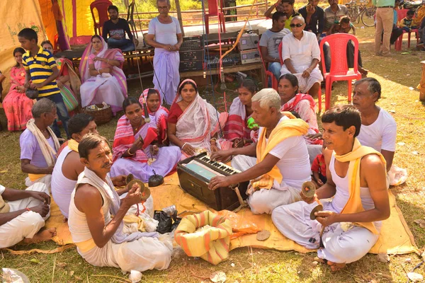 Jhargram, West-Bengalen, India-23 november 2018: Hare Krishna groep Chants ook wel Kirtan was het optreden in een dorp. Kirtan, groep Kirtan door een groep mannen en vrouwen. — Stockfoto