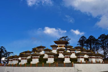 108 anıt koro veya stupas Druk Wangyal Chortens olarak bilinen Dochula pass, Bhutan.