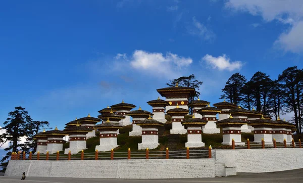 Az 108 emlékmű chortens vagy stupas néven Druk Wangyal chortens a Dochula Pass, Bhután. — Stock Fotó