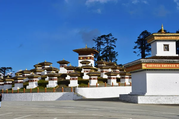 Az 108 emlékmű chortens vagy stupas néven Druk Wangyal chortens a Dochula Pass, Bhután. — Stock Fotó