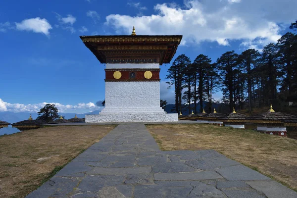 Os 108 acordes memoriais ou estupas conhecidos como Druk Wangyal Chortens no passo Dochula, Butão . — Fotografia de Stock