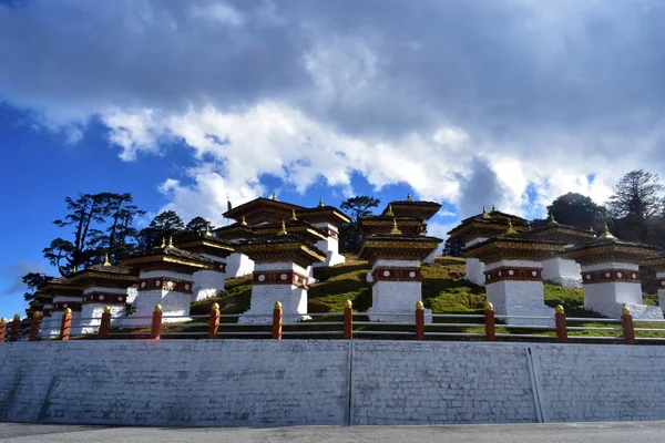 Os 108 acordes memoriais ou estupas conhecidos como Druk Wangyal Chortens no passo Dochula, Butão . — Fotografia de Stock