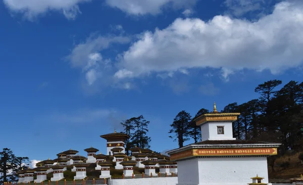 108 pomnik chortens lub stup znany jako druk Wangyal chortens na przełęczy Dochula, Bhutan. — Zdjęcie stockowe