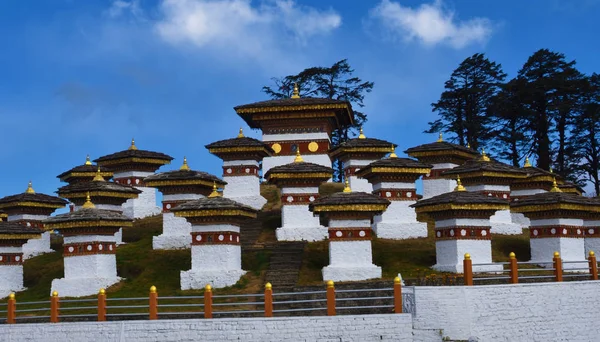 Os 108 acordes memoriais ou estupas conhecidos como Druk Wangyal Chortens no passo Dochula, Butão . — Fotografia de Stock