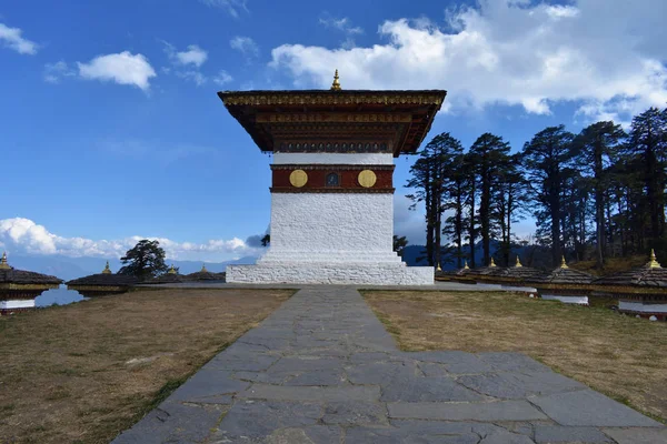 Os 108 acordes memoriais ou estupas conhecidos como Druk Wangyal Chortens no passo Dochula, Butão . — Fotografia de Stock