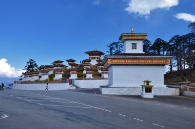 108 anıt koro veya stupas Druk Wangyal Chortens olarak bilinen Dochula pass, Bhutan.