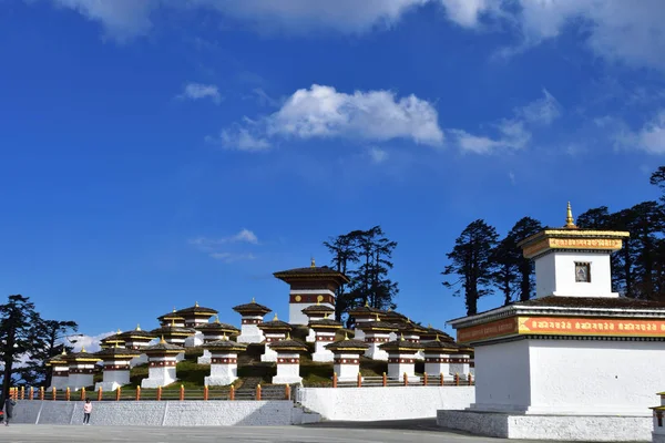 Los 108 acordes conmemorativos o estupas conocidas como Druk Wangyal Chortens en el paso de Dochula, Bután . —  Fotos de Stock