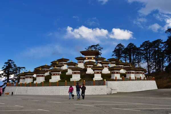 Az 108 emlékmű chortens vagy stupas néven Druk Wangyal chortens a Dochula Pass, Bhután. — Stock Fotó
