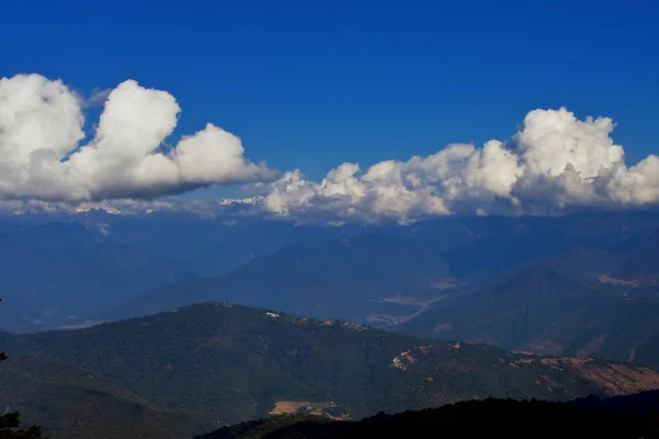 Norra Himalayas berg med vackra moln från Dochula pass, Bhutan — Stockfoto