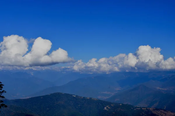 Norra Himalayas berg med vackra moln från Dochula pass, Bhutan — Stockfoto