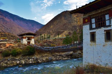 Butan renkli dua bayrakları bir sürü yürüyen asma köprü yan görünümü.