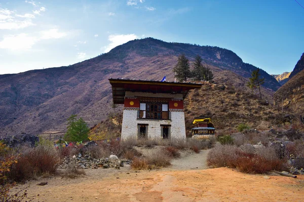 En okänd Dzong buddhistiska kloster i Konungariket Bhutan. — Stockfoto