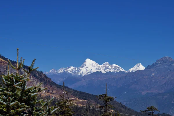 A view of Jomolhari 7326m in Bhutan through an idyllic valley — Stock Photo, Image