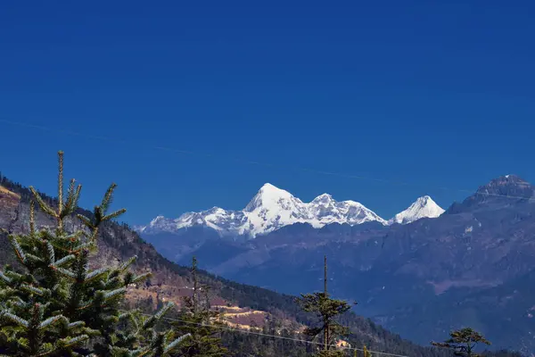 通过田园诗般的山谷在不丹的 Jomolhari 7326 米的景色 — 图库照片