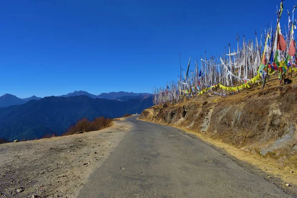 Sinuoso camino en la montaña en el paso chelela, Bután — Foto de Stock