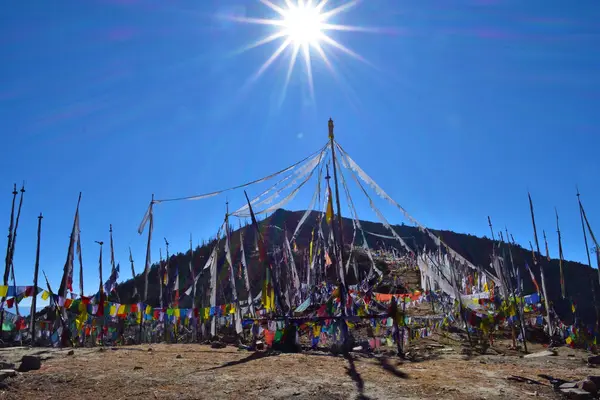 Witnessing sunrise at 4000 meters at the highest pass of Bhutan, Chele la — Stock Photo, Image