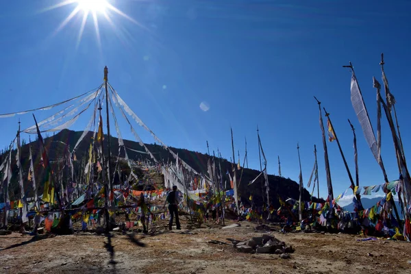 Testemunhando nascer do sol a 4000 metros no passo mais alto do Butão, Chele la — Fotografia de Stock