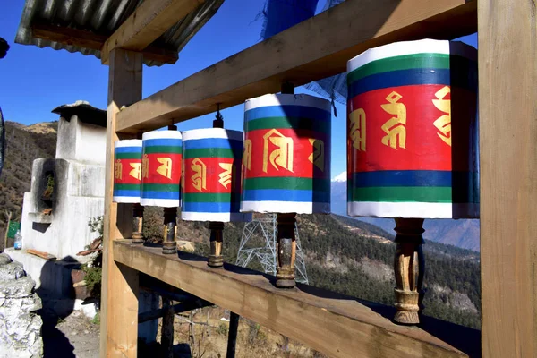 Rueda de oración tibetana de madera vieja en Chele la pass, Bután . — Foto de Stock