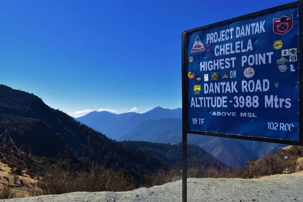 Un barranco escrito sobre Chelela PassEl punto más alto entre Paro y Haa Valley Altitud 3988 mtrs . — Foto de Stock