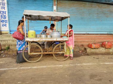 Jhargram, West Bengal, Hindistan - 05 Mayıs 2018: Bir sokak gıda satıcısı edli satıyordu, güney Hint gıda başucu