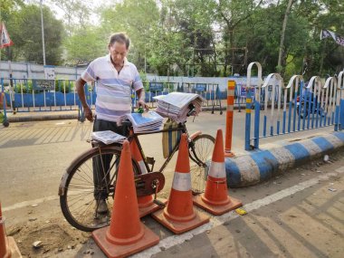 gazete satıcısı Onun gazete başucu satıyordu